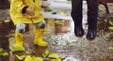 Botas y pilotos para protegerse de la lluvia. Foto: Unsplash.