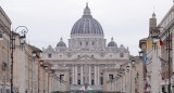 Los fieles rezan por la salud del papa Francisco en el Vaticano. Foto: Reuters/Remo Casilli