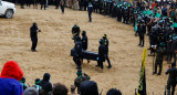 La entrega de los cuerpos de los rehenes israelíes por parte del grupo terrorista Hamás. Foto: Reuters.