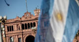 La bandera argentina flameando delante de la Casa Rosada. Foto: Reuters / Agustín Marcarian