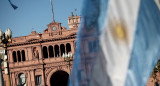 La bandera argentina flameando delante de la Casa Rosada. Foto: Reuters / Agustín Marcarian