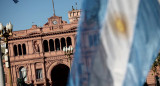 La bandera argentina flameando delante de la Casa Rosada. Foto: Reuters / Agustín Marcarian