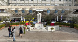 Velas y flores a los pies de la escultura de Juan Pablo II a las puertas del Hospital Gemelli de Roma donde permanece ingresado el papa Francisco. EFE