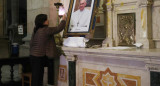 Fieles piden por la salud del papa Francisco. Foto: EFE/Luis Gandarillas