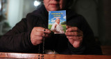 Fieles piden por la salud del papa Francisco. Foto: EFE/Luis Gandarillas