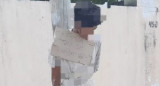 Un joven apareció atado a un poste con un cartel que decía "la familia no se roba". Foto: NA.