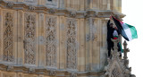 Hombre se subió al Big Ben con una bandera de Palestina. Foto: REUTERS/ Hannah McKay.