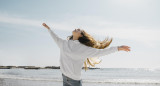 Mujer, naturaleza, felicidad, libertad. Foto: Freepik.