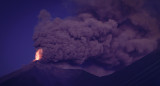 Fotografía del volcán de Fuego durante una "erupción masiva" en Alotenango (Guatemala). Foto EFE