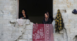 Mujeres palestinas en una ventana de un edificio destruído, en medio de las negociaciones de alto el fuego con Israel, en Gaza. Foto: REUTERS/Mahmoud Issa