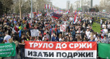 Masiva marcha en Belgrado contra el gobierno de Serbia. Foto: REUTERS.