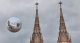 Globo con la imagen del papa Francisco en la basílica de Luján. Foto: Reuters (Martin Cossarini)