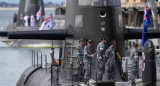 Un submarino australiano junto a uno de ataque de propulsión nuclear del Reino Unido. Foto: EFE/Richard Wainwright