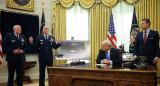 Donald Trump presentó el nuevo avión supersónico Boeing F-47. Foto: Reuters/Carlos Barria