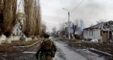 Destrucción en las calles producto de la guerra entre Rusia y Ucrania. Foto: Reuters.