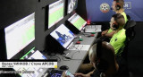 Asistente de VAR usando aplicaciones de apuestas deportivas en pleno partido de la liga de Bulgaria. Foto: Captura de video.