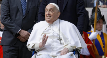El papa Francisco saluda a los fieles al final de la misa del Domingo de Ramos en la Plaza de San Pedro del Vaticano, el 13 de abril de 2025. (Papa) EFE/EPA/FABIO FRUSTACI