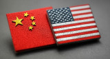 Bandera de China; bandera de Estados Unidos. Foto: Grok.