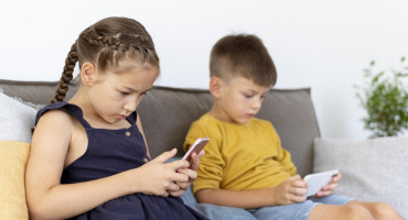 Niños usando el celular. Foto Freepik