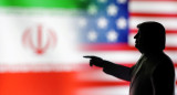 La sombra de Donald Trump sobre las banderas de Irán y EEUU. Foto: Reuters/Dado Ruvic