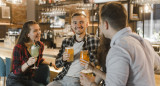 Bar con amigos. Foto Freepik