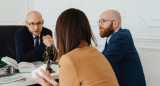 Negocios, trato, negociaciones, discusiones, trabajo. Foto: Pexels.