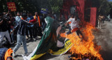 Activistas prenden fuego una bandera de Pakistán. Foto: Reuters (Amit Dave)