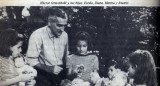 Juan Oesterheld y sus cuatro hijas. Foto: X @JuanCuzzolino