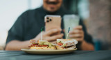 Comer con el celular, una práctica poco recomendable. Foto: Unsplash.