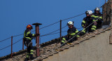Instalación de la chimenea en la previa del cónclave en el Vaticano. REUTERS/Stoyan Nenov