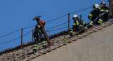 Colocación de la chimenea en el Vaticano. Foto: REUTERS/Stoyan Nenov