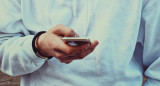 Chat, celular, adolescente, mensajes, teléfono. Foto: Pexels.