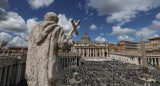 El Vaticano recibe miles de fieles durante el cónclave. Foto: REUTERS/Murad Sezer.