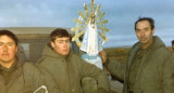 Soldados argentinos junto a una imagen de la Virgen de Luján
