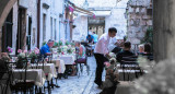 Mozo; bar; restaurante. Foto: Unsplash.