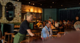 Mozo; bar; restaurante. Foto: Unsplash.