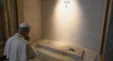 El papa León XIV en la tumba de Francisco. Foto: EFE