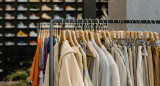 Ropa y calzado. Foto: Pexels.