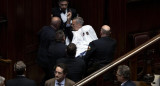 El momento de la aparición del parlamentario italiano vestido de fantasma. Foto: EFE/Massimo Percossi.
