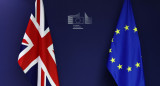 La bandera británica junto a la de la Unión Europea. Foto: Reuters/Yves Herman