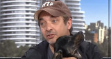 Tito, el perro rescatado por Ricardo Darín. Video América