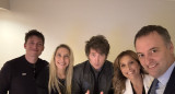 Santiago Caputo, Karina Milei, Javier Milei y Manuel Adorni junto a su esposa Bettina Angeletti. Foto: X/@madorni
