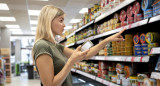 Mujer comprando en el supermercado. Foto Freepik