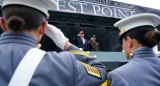 Donald Trump junto a militares de Estados Unidos. Foto: Reuters/Nathan Howard