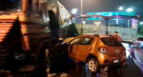 Un camión chocó con un Reanult Sandero y un Fiat Siena