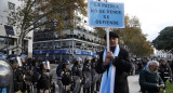 Tensión entre manifestantes y la Gendarmería en una nueva marcha de jubilados en el Congreso. Foto: NA.