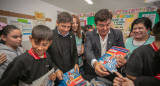Fernando Espinoza y Axel Kicillof  entregaron un millón de manuales y kits escolares. Foto: Prensa.