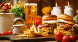 Hamburguesas y cerveza. Foto: Pexels.