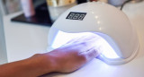Manicura, uñas, cabina LED. Foto: Freepik.