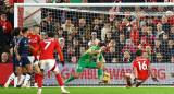 Atajada del Dibu Martínez ante el Nottingham Forest.
